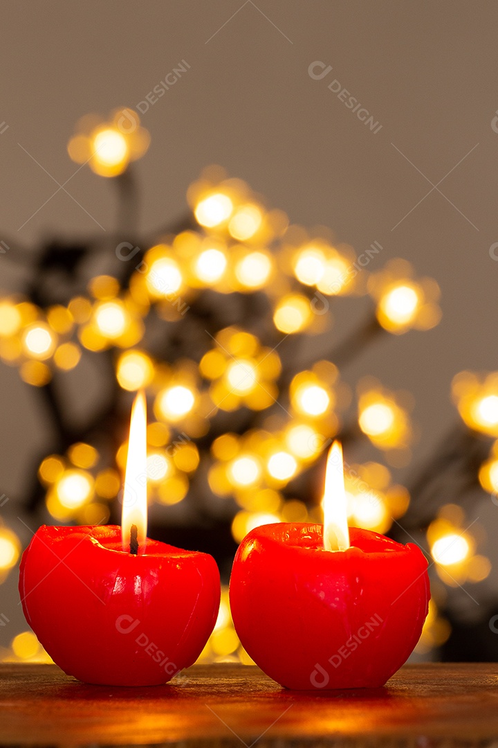 Atmosfera de Natal com duas velas e bokeh
