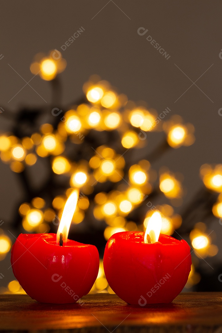 Atmosfera de Natal com duas velas e bokeh