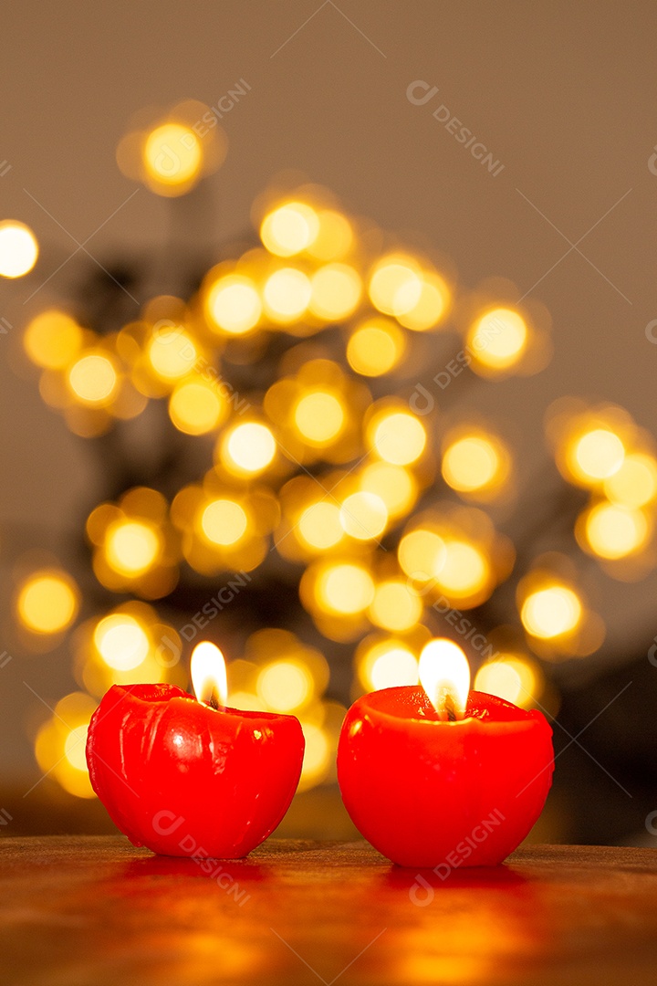 Atmosfera de Natal com duas velas e bokeh