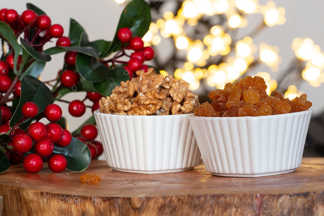 Duas tigelas cheias de amêndoas e passas - natal