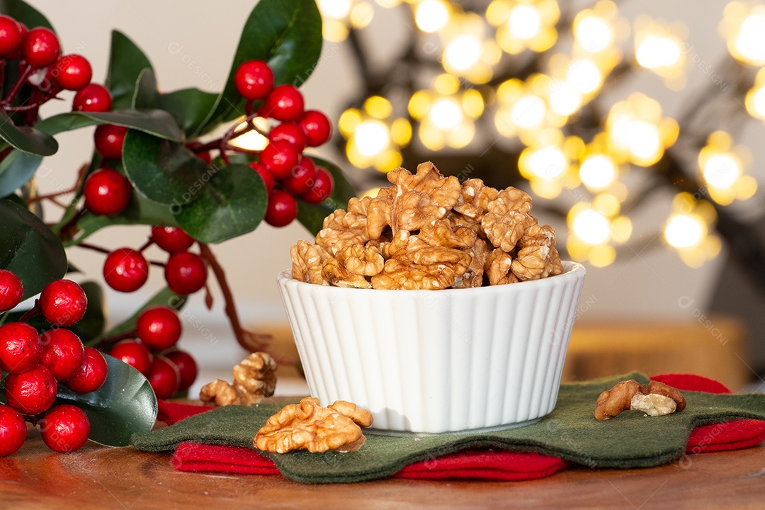 Duas tigelas cheias de amêndoas e passas - natal