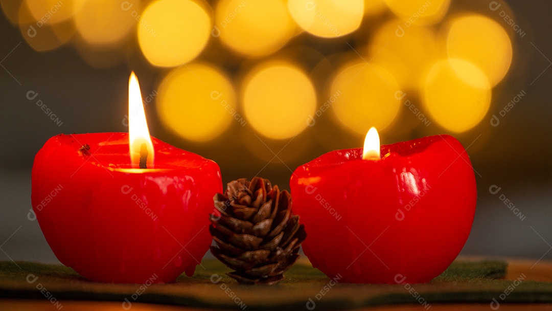 Velas vermelhas pinheiro sobre luzes ao fundo desfocadas Feliz Natal