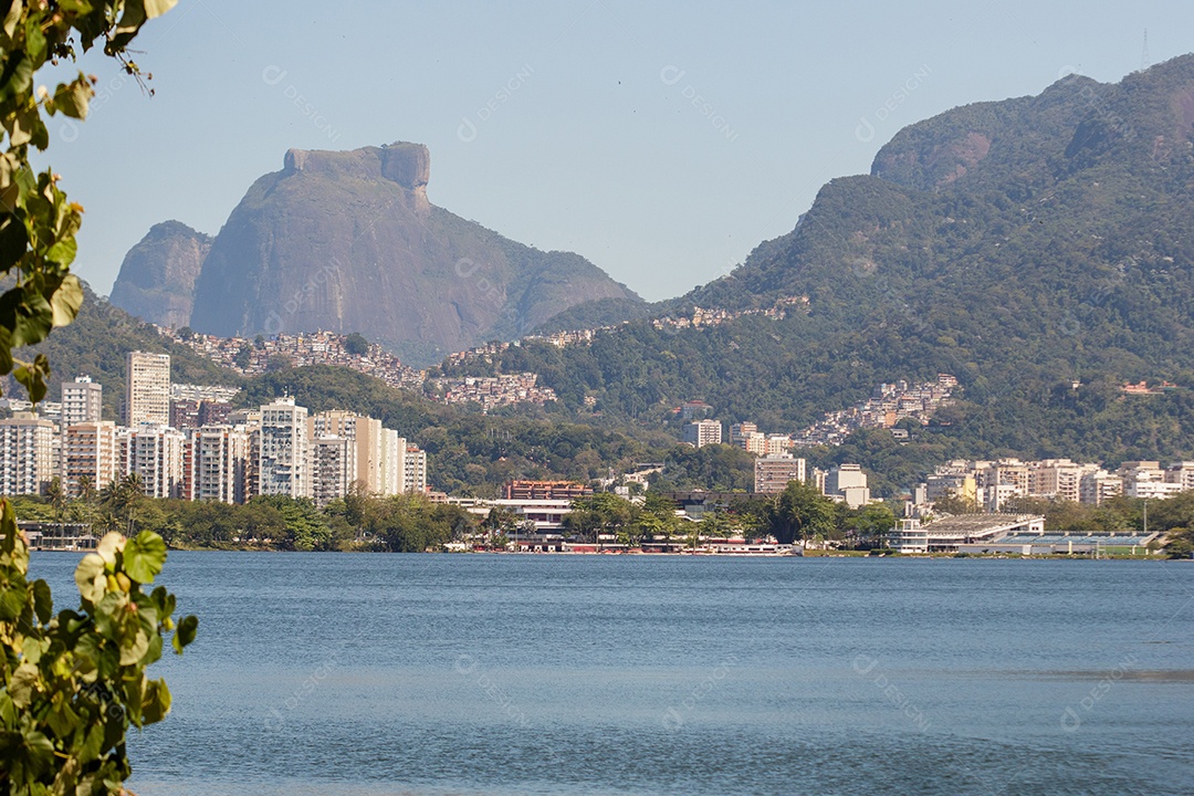 Pedra da Gávea vista da lagoa Rodrigo de Freitas no Rio de Janeiro.