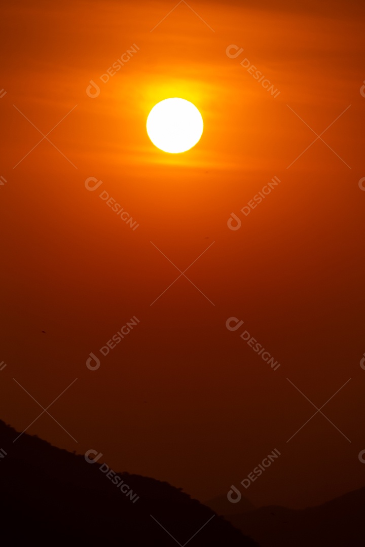 Nascer do sol na praia vermelha da Urca no Rio de Janeiro.