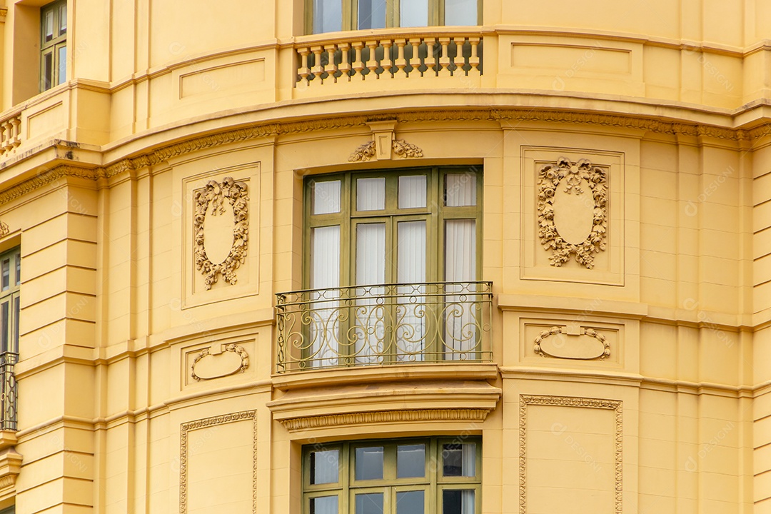 Fachada de um prédio antigo no centro do Rio de Janeiro.