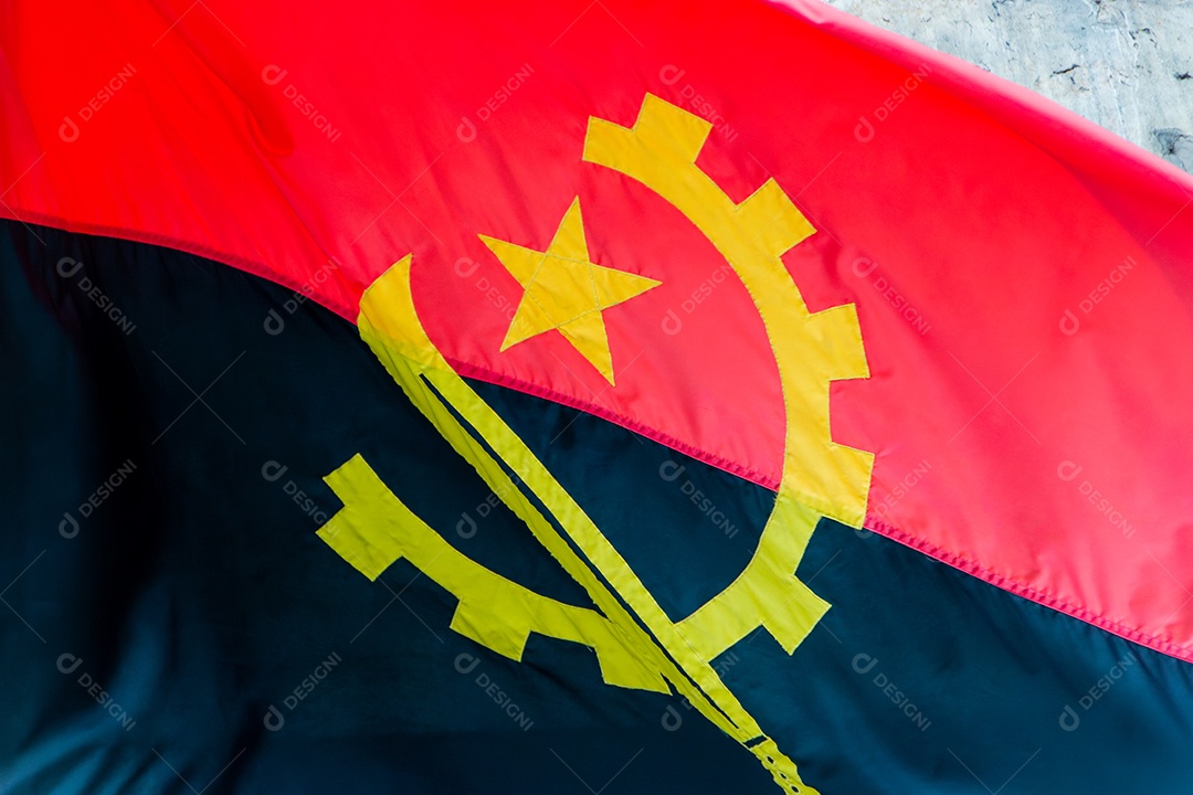 Bandeira de Angola ao ar livre no Rio de Janeiro.