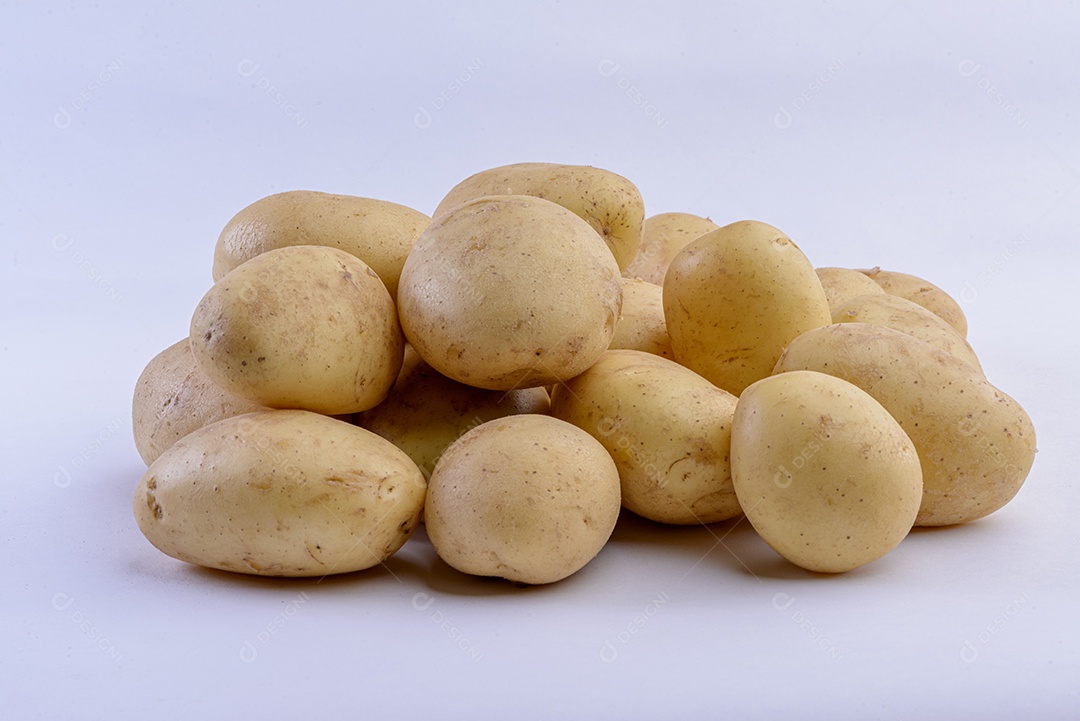 Batatas dentro da cesta de palha isolada no fundo branco.