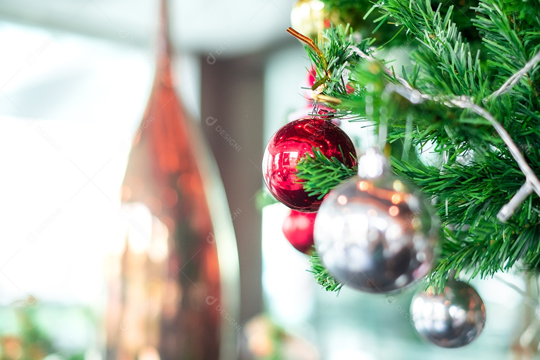 Fundo de Natal - bolas vermelhas e galho de abeto, árvore de Natal