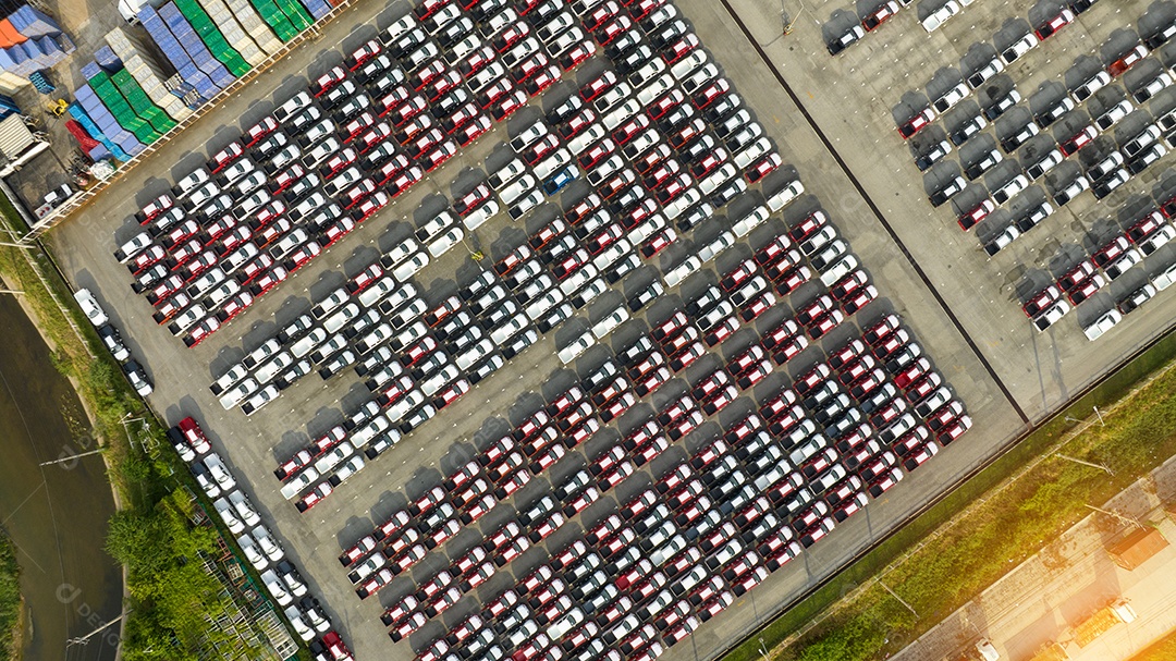 Muitos carros novos estacionando antes do envio para o cliente do revendedor, envio de carros para o navio Ro-Ro para exportação de importação Encaminhamento de frete, transporte logístico do revendedor de transporte Terminal de exportação de carros e