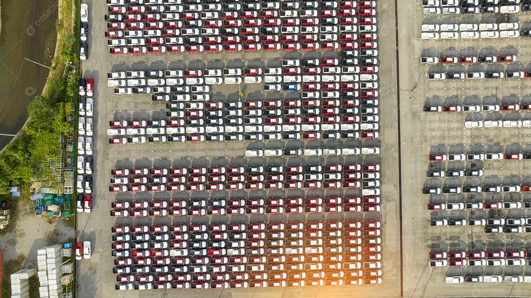 Muitos carros novos estacionando antes do envio para o cliente do revendedor, envio de carros para o navio Ro-Ro para exportação de importação Encaminhamento de frete, transporte logístico do revendedor de transporte Terminal de exportação de carros e