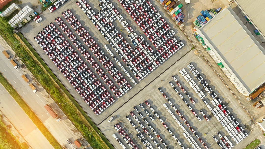 Muitos carros novos estacionando antes do envio para o cliente do revendedor, envio de carros para o navio Ro-Ro para exportação de importação Encaminhamento de frete, transporte logístico do revendedor de transporte Terminal de exportação de carros e