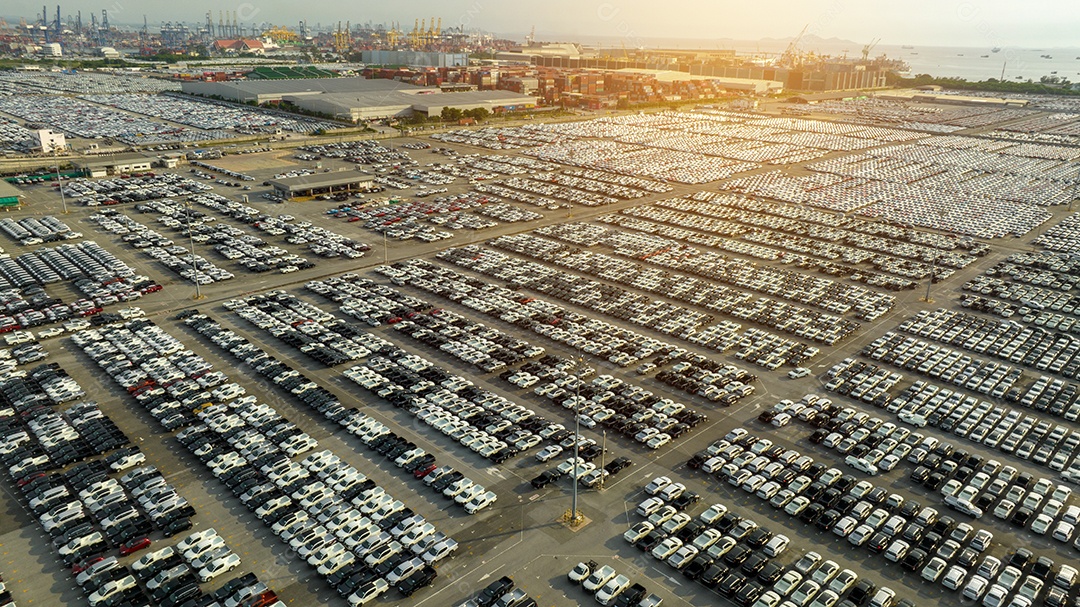 Muitos carros novos estacionando antes do envio para o cliente do revendedor, envio de carros para o navio Ro-Ro para exportação de importação Encaminhamento de frete, transporte logístico do revendedor de transporte Terminal de exportação de carros e