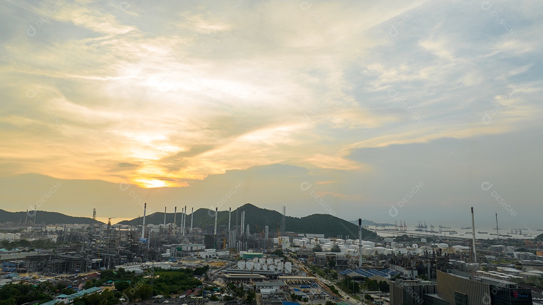 Refinaria de Petróleo Gás Equipamentos Químicos Prodiction importação exportação Conceito, Planta de Refinaria de Petróleo Bruto Bomba de Aço Tubulação e chaminé e torre de resfriamento, Fábrica química ou petroquímica, indústria