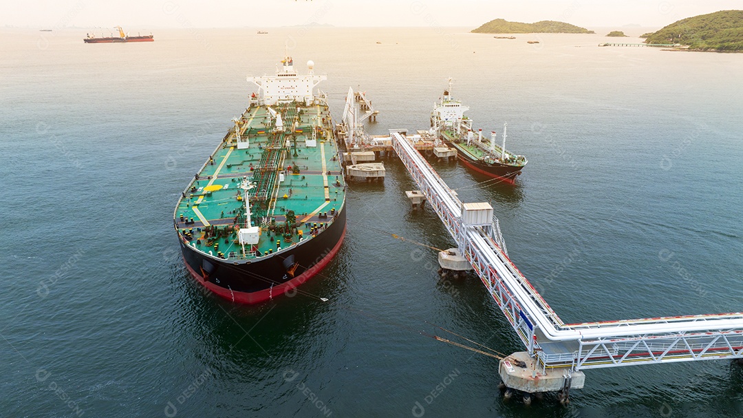 Navio petroleiro de gás bruto, navio de contêiner de carga atracação offshore em Ocean Bay Petroleum Transporte e logística de importação de exportação de produtos químicos, vazamento de óleo do navio, navio de produtos petrolíferos industriais