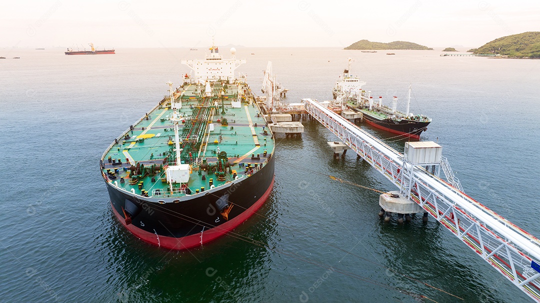 Navio petroleiro de gás bruto, navio de contêiner de carga atracação offshore em Ocean Bay Petroleum Transporte e logística de importação de exportação de produtos químicos, vazamento de óleo do navio, navio de produtos petrolíferos industriais