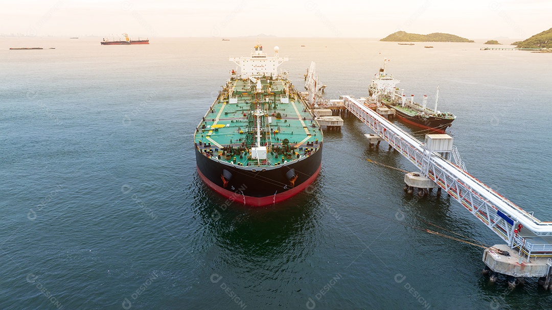 Navio petroleiro de gás bruto, navio de contêiner de carga atracação offshore em Ocean Bay Petroleum Transporte e logística de importação de exportação de produtos químicos, vazamento de óleo do navio, navio de produtos petrolíferos industriais