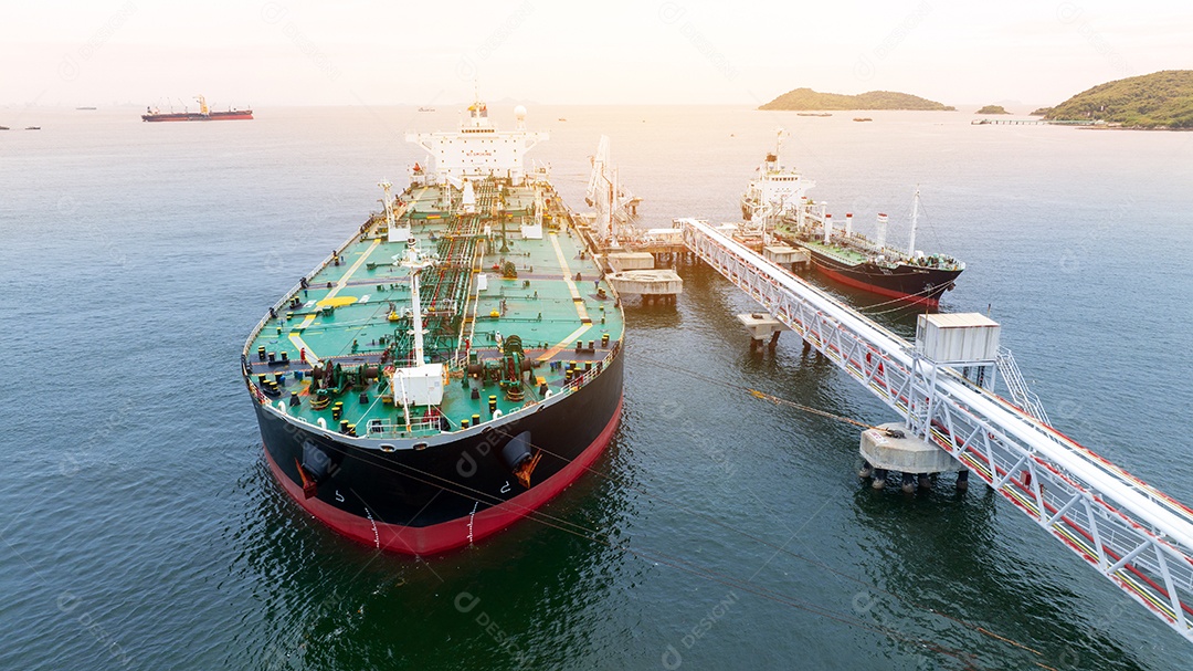 Navio petroleiro de gás bruto, navio de contêiner de carga atracação offshore em Ocean Bay Petroleum Transporte e logística de importação de exportação de produtos químicos, vazamento de óleo do navio, navio de produtos petrolíferos industriais