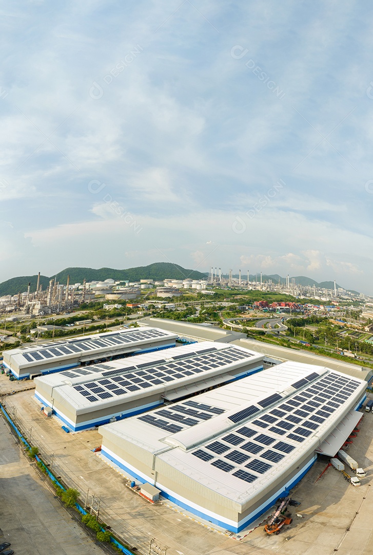 Vista superior da célula solar na fábrica de armazém. Energia do sistema de painéis solares fotovoltaicos ou célula solar no telhado do edifício industrial para produzir eletricidade ecológica verde. Produção de energia renovável.