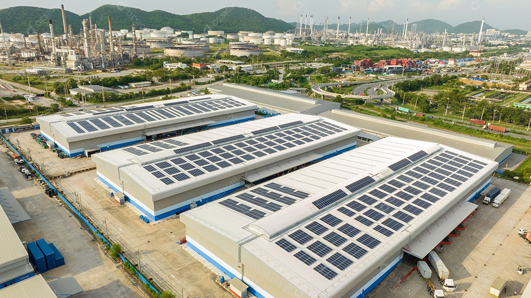 Vista superior da célula solar na fábrica de armazém. Energia do sistema de painéis solares fotovoltaicos ou célula solar no telhado do edifício industrial para produzir eletricidade ecológica verde. Produção de energia renovável.