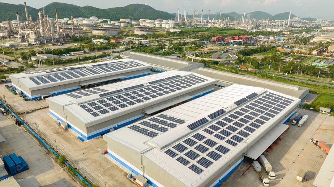 Vista superior da célula solar na fábrica de armazém. Energia do sistema de painéis solares fotovoltaicos ou célula solar no telhado do edifício industrial para produzir eletricidade ecológica verde. Produção de energia renovável.