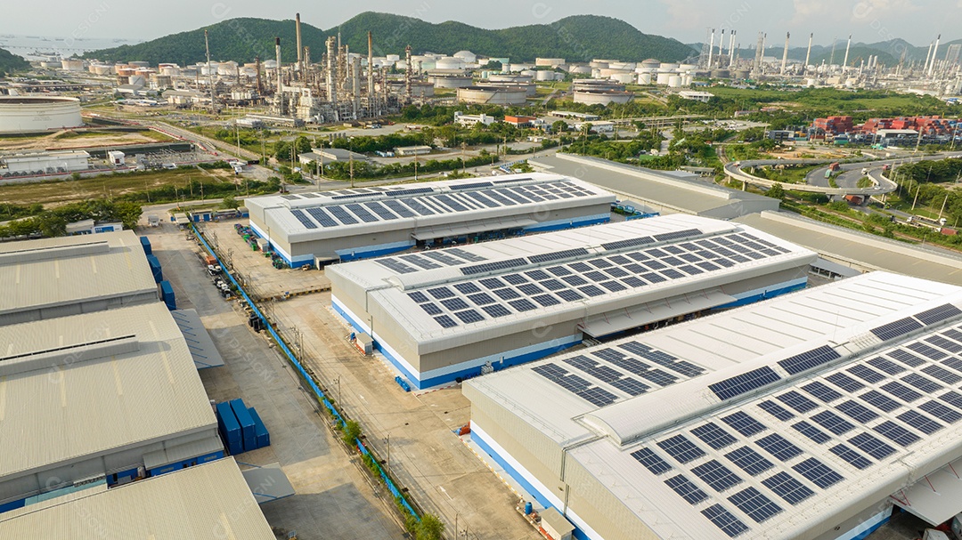Vista superior da célula solar na fábrica de armazém. Energia do sistema de painéis solares fotovoltaicos ou célula solar no telhado do edifício industrial para produzir eletricidade ecológica verde. Produção de energia renovável.