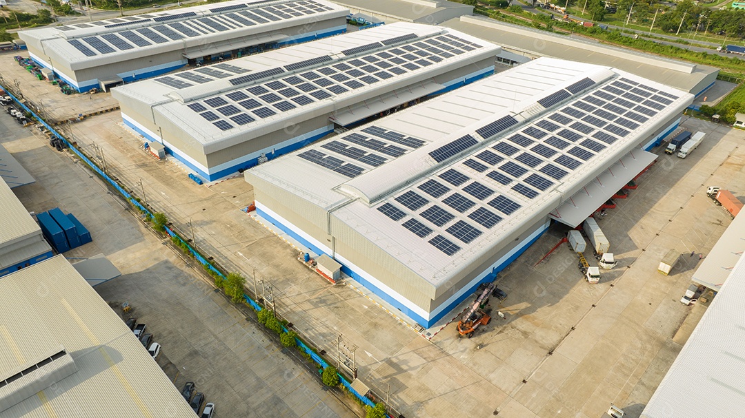 Vista superior da célula solar na fábrica de armazém. Energia do sistema de painéis solares fotovoltaicos ou célula solar no telhado do edifício industrial para produzir eletricidade ecológica verde. Produção de energia renovável.