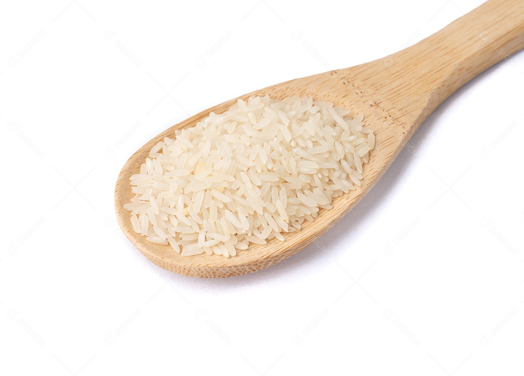 Arroz branco cru em uma colher isolada sobre fundo branco.