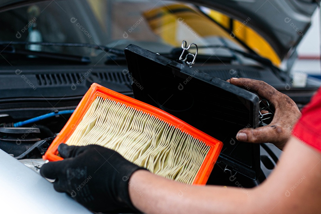 Mecânico consertando carro veiculo