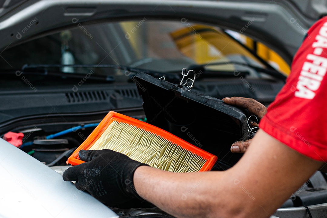 Mecânico consertando carro veiculo