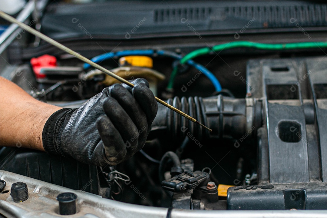 Mecânico consertando carro veiculo