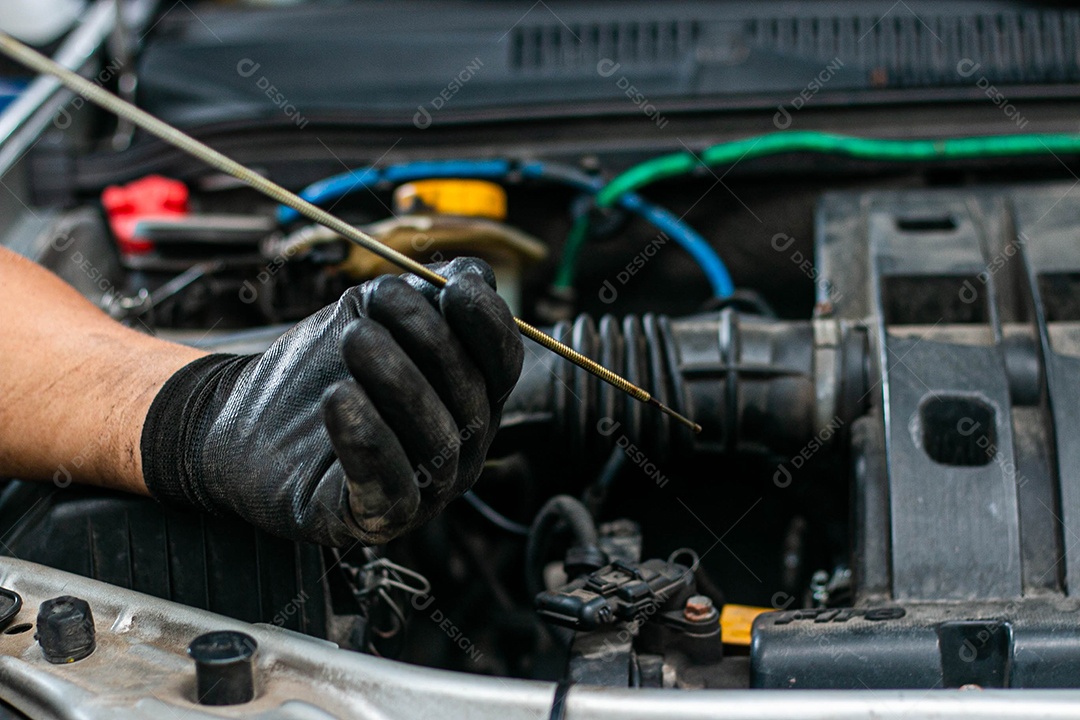 Mecânico consertando carro veiculo