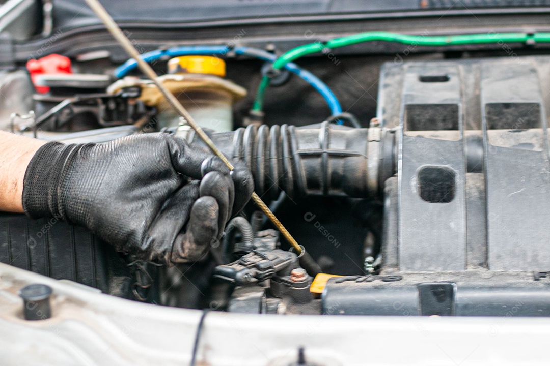 Mecânico consertando carro veiculo