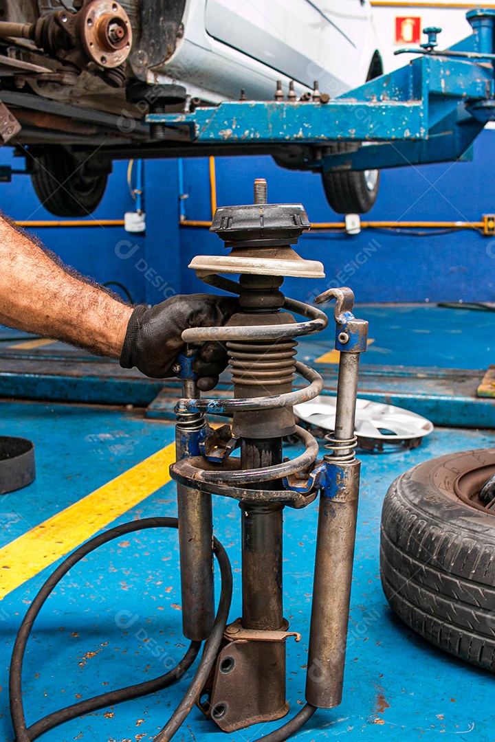 Mecânico consertando carro veiculo