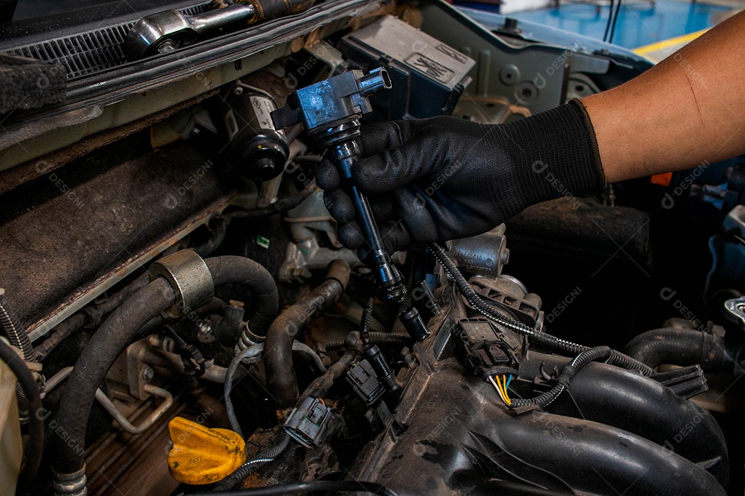 Mecânico consertando carro veiculo