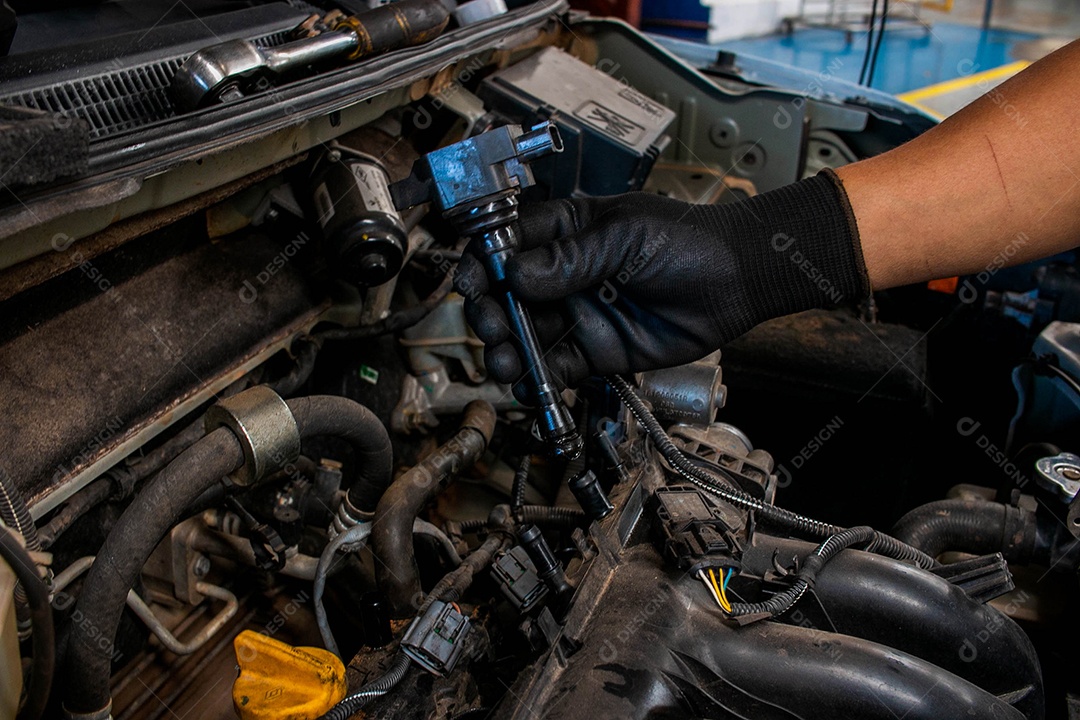 Mecânico consertando carro veiculo