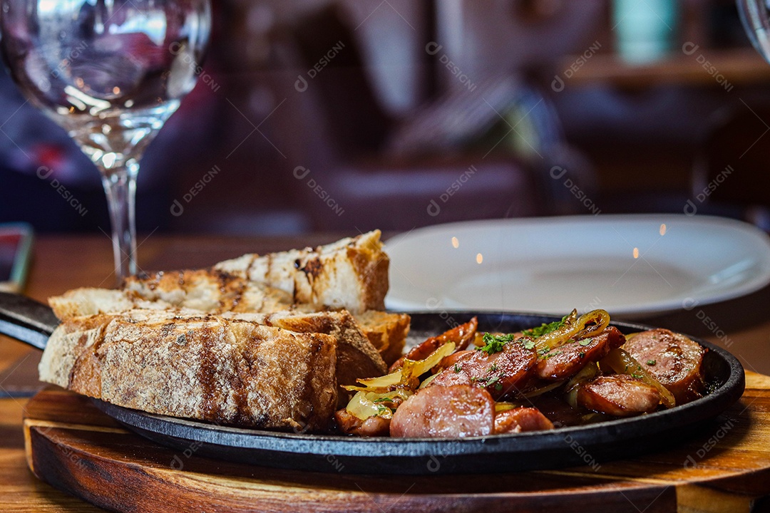 Prato de carne na chapa com calabresas acompanhado