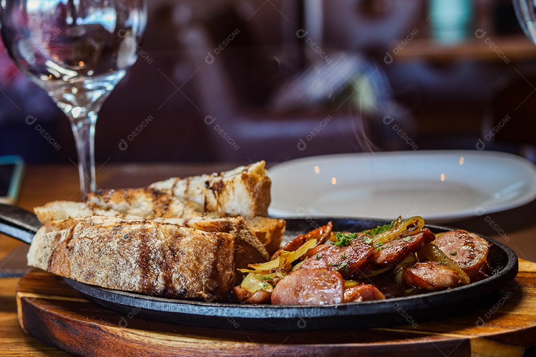 Prato de carne na chapa com calabresas acompanhado