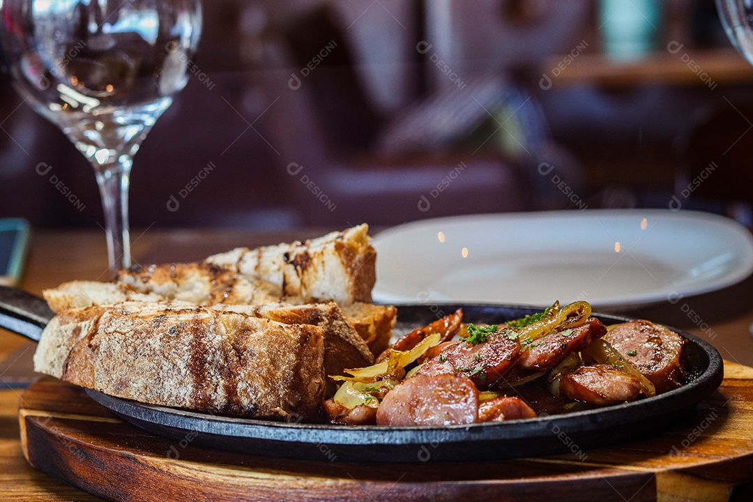 Prato de carne na chapa com calabresas acompanhado