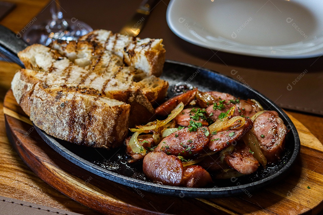 Prato de carne na chapa com calabresas acompanhado