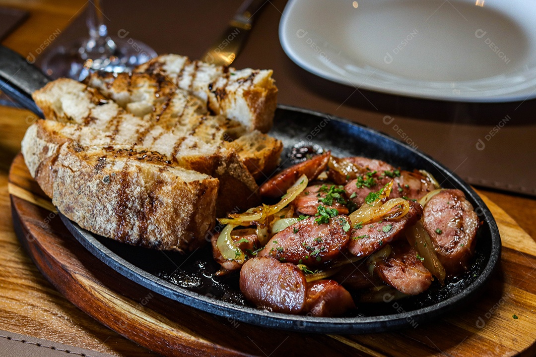 Prato de carne na chapa com calabresas acompanhado