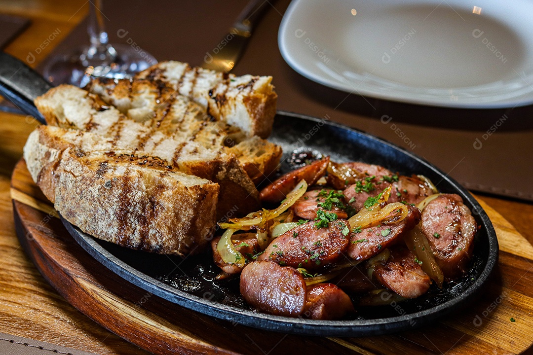 Prato de carne na chapa com calabresas acompanhado