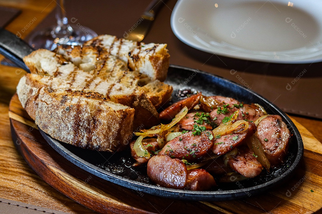 Prato de carne na chapa com calabresas acompanhado