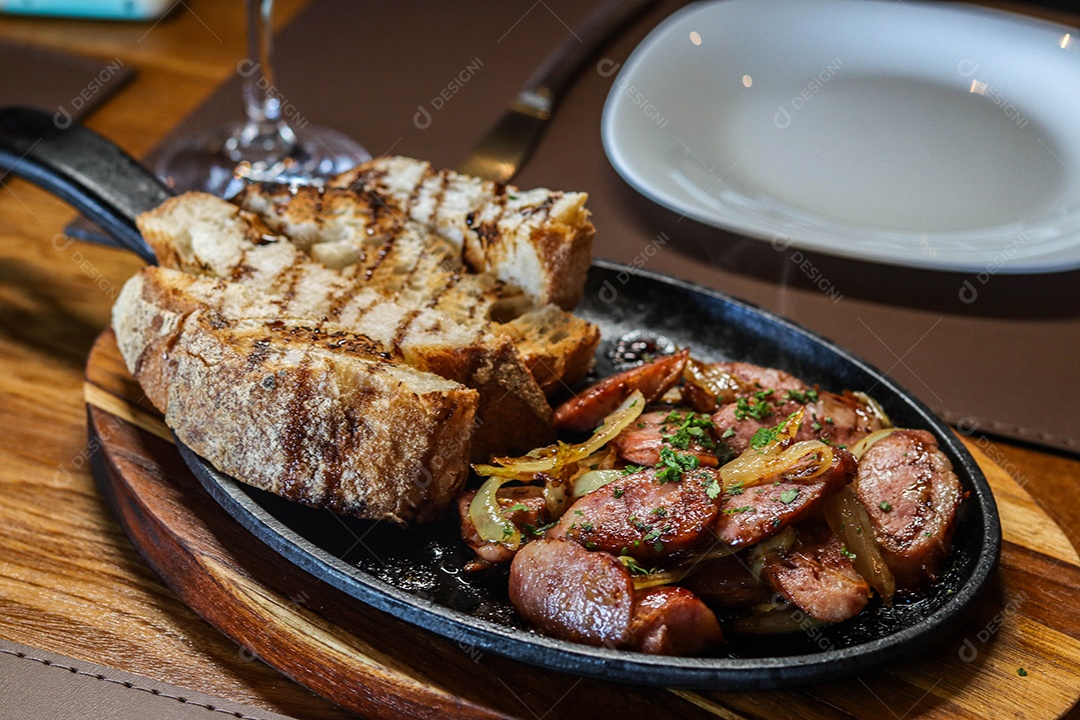 Prato de carne na chapa com calabresas acompanhado