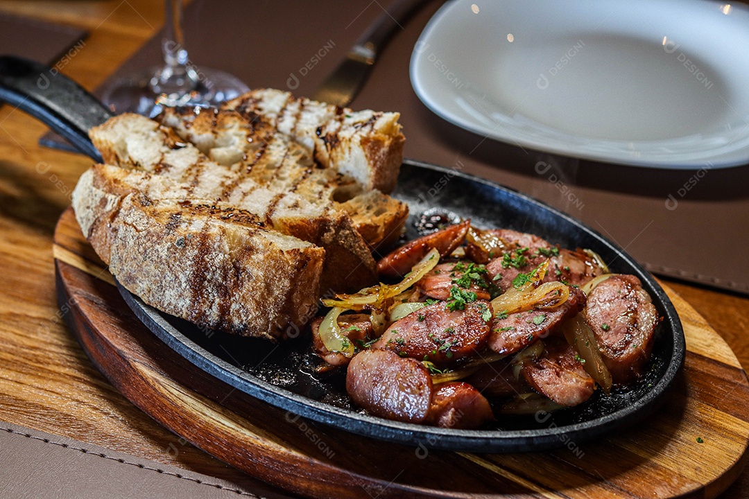 Prato de carne na chapa com calabresas acompanhado