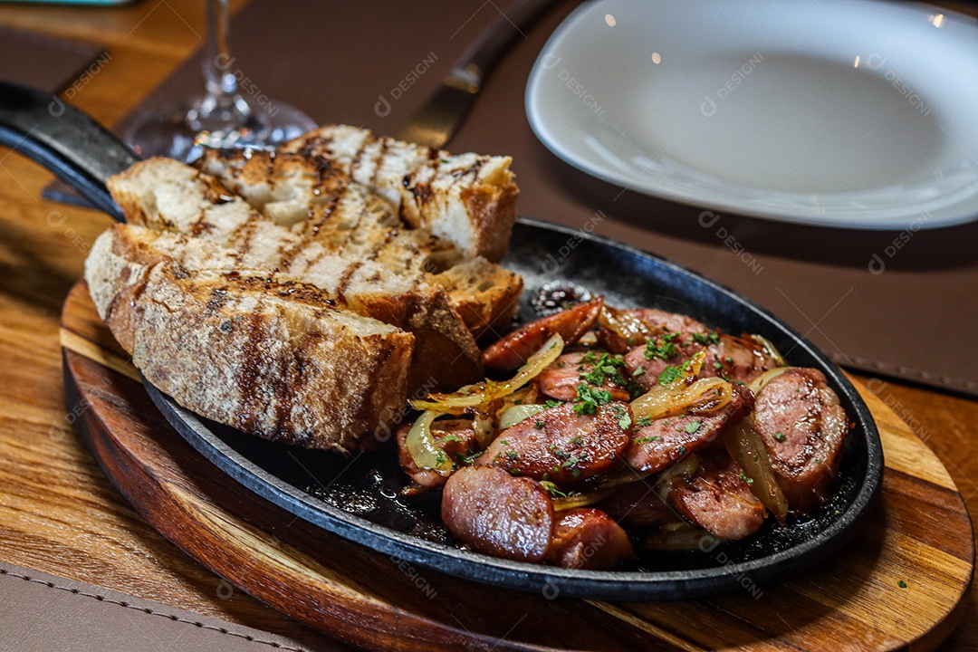 Prato de carne na chapa com calabresas acompanhado