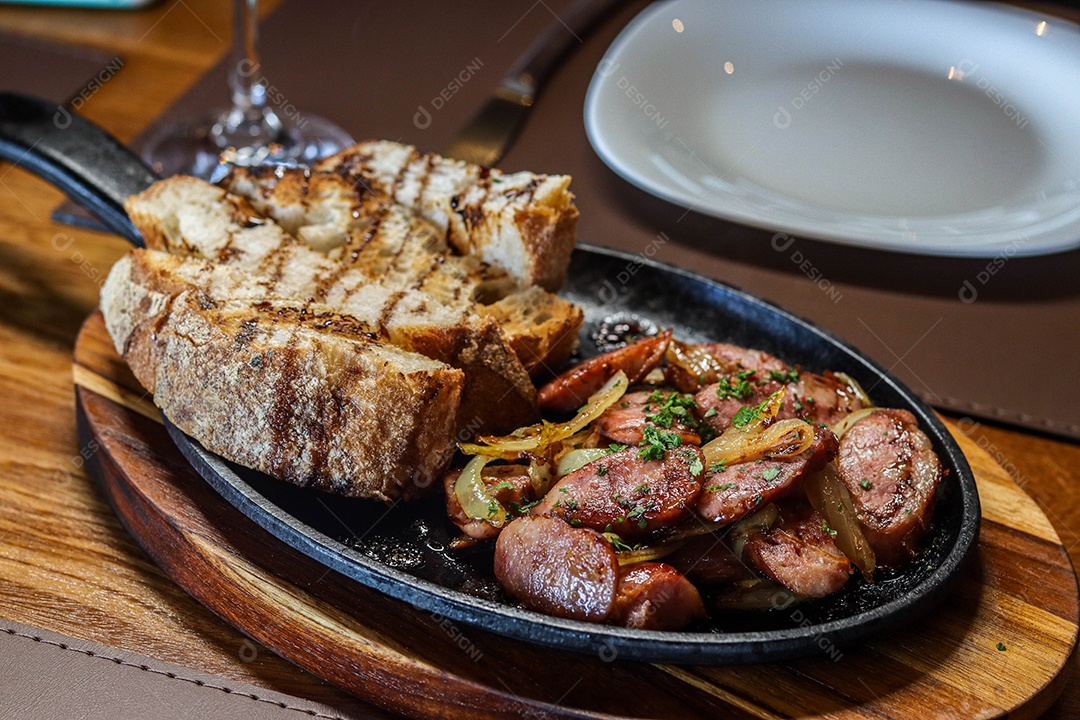 Prato de carne na chapa com calabresas acompanhado