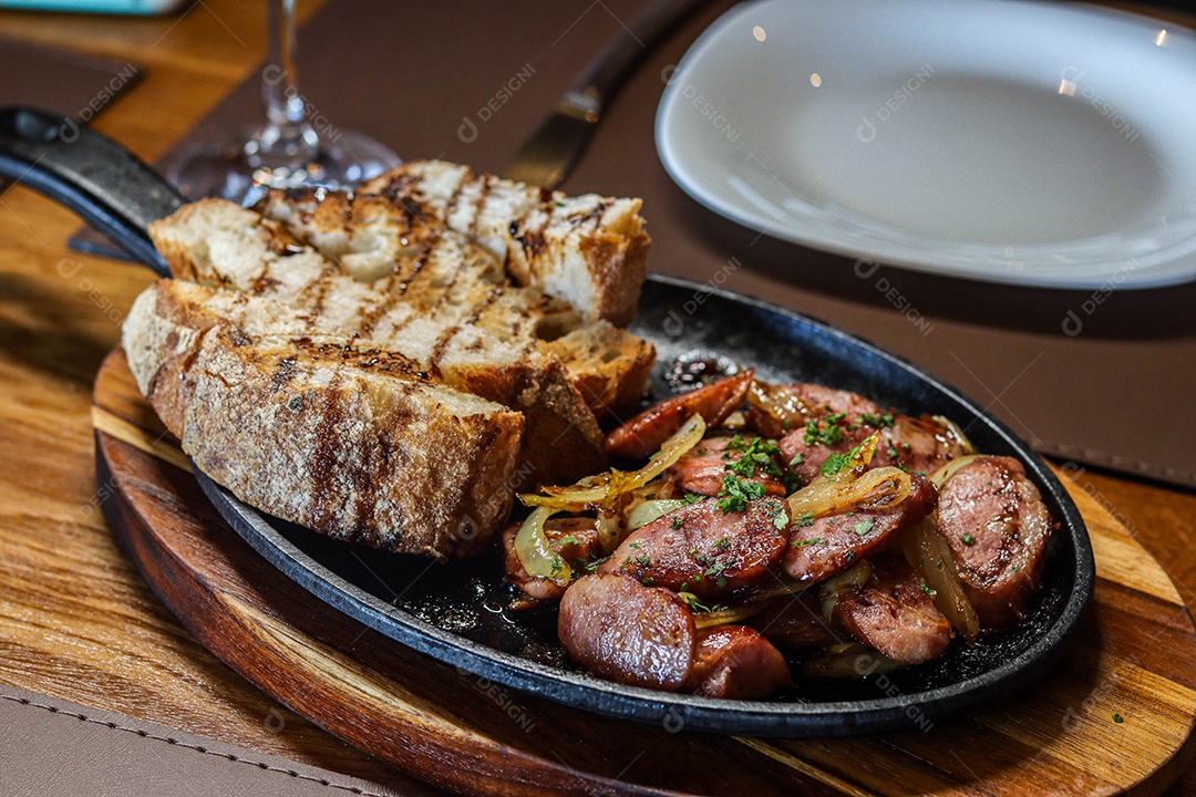 Prato de carne na chapa com calabresas acompanhado