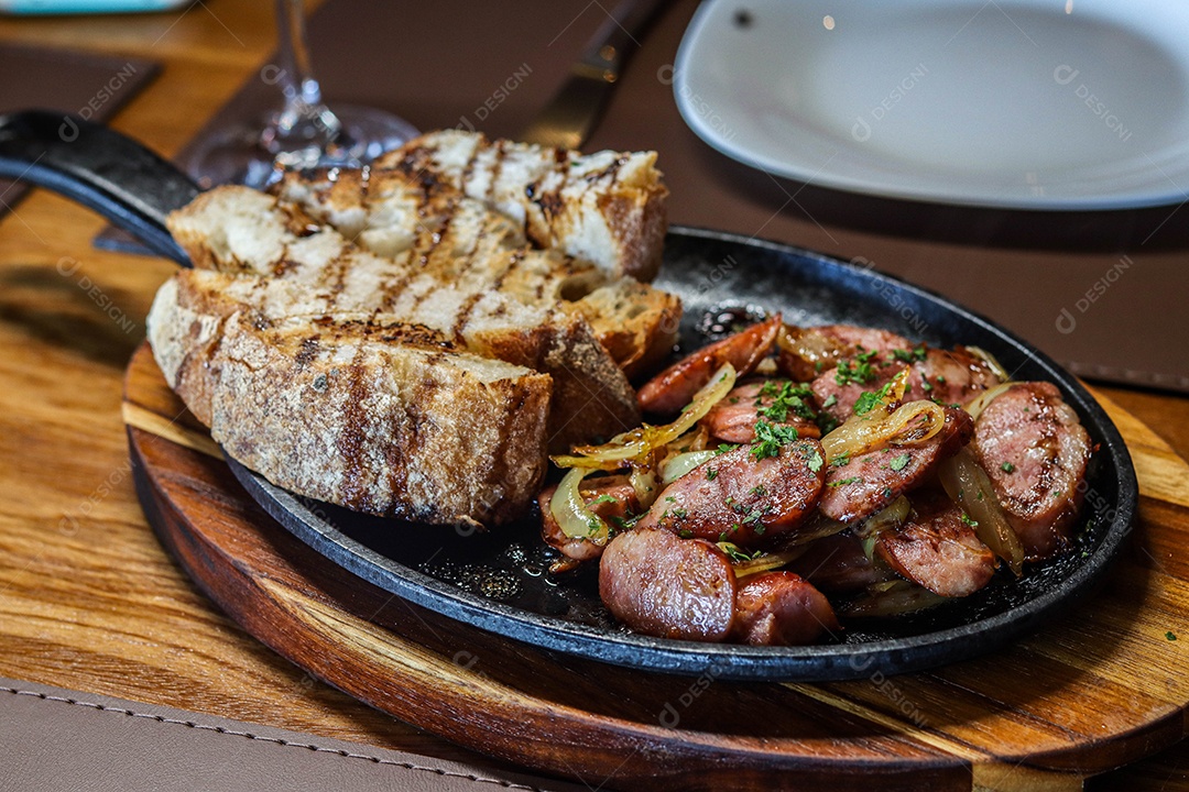 Prato de carne na chapa com calabresas acompanhado