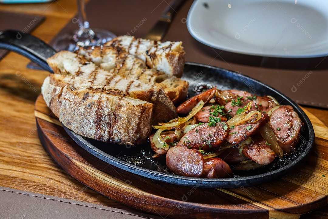 Prato de carne na chapa com calabresas acompanhado