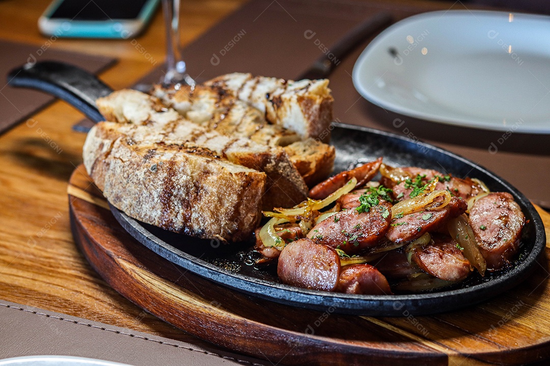 Prato de carne na chapa com calabresas acompanhado